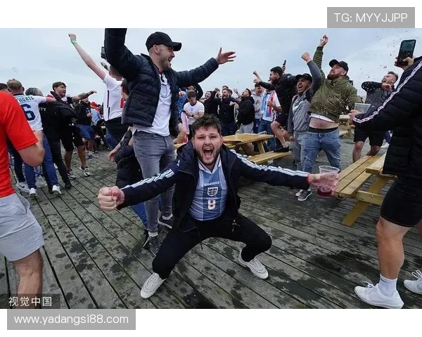 拜仁慕尼黑迎战强劲对手巅峰较量激发球迷无限激情热情