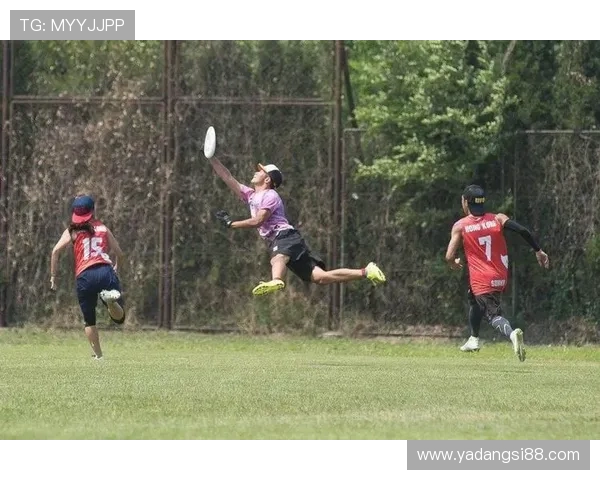 成都飞盘队在极限运动联赛中以59分高居积分榜首位